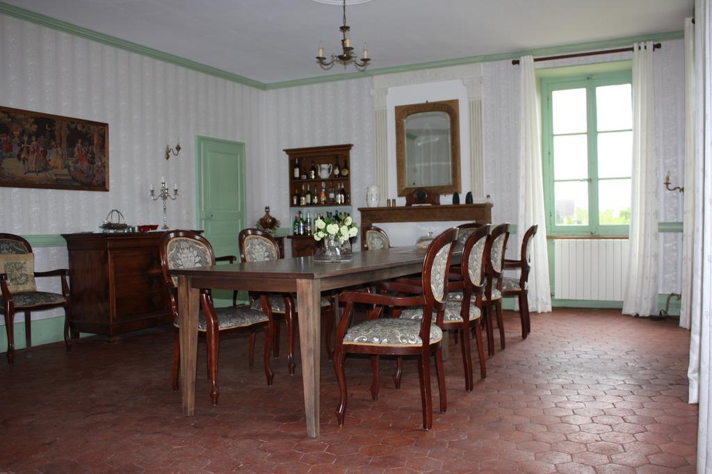 Chateau Latour Fours  Bagian luar foto