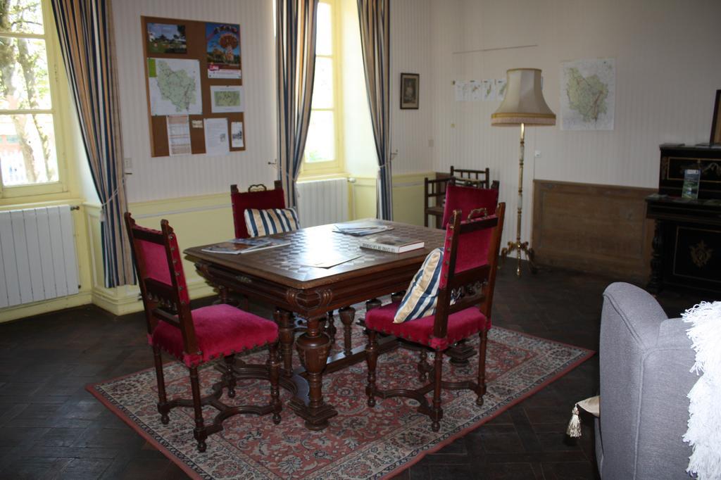 Chateau Latour Fours  Bagian luar foto